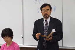 「武士道とキリスト道」として講義する上村敏文准教授。 