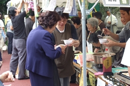 昼休みには参加教会が料理やお菓子、小物などを販売するミニショップを出店した＝２３日、東京都三鷹市の日本ルーテル神学校で 
