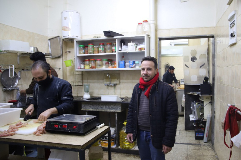 シリアのクリスチャン、戦火に見舞われた故郷でカフェをオープン