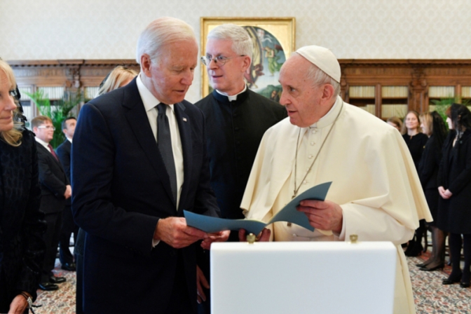 バイデン米大統領、教皇と会談　「聖体拝領受け続けるべき」と言葉受ける