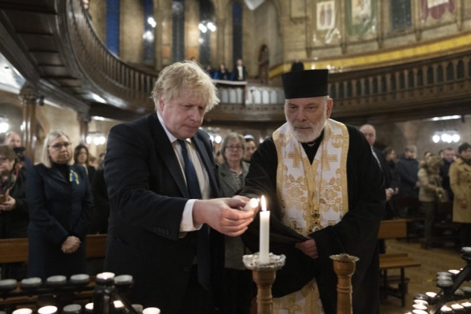 英首相、ウクライナ東方カトリック教会の大聖堂訪問　支援を約束