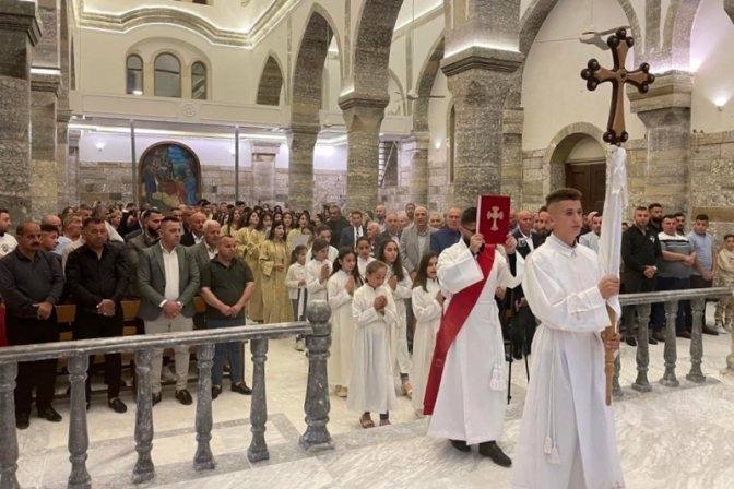 「イスラム国」に破壊されたイラクの教会で８年ぶりのミサ　復活祭祝う