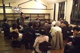 この日はヴァイオリンの田川みゆきさんとチェロの岸本宏子さんとによる二重奏が行われた＝１０日、自由学園明日館で