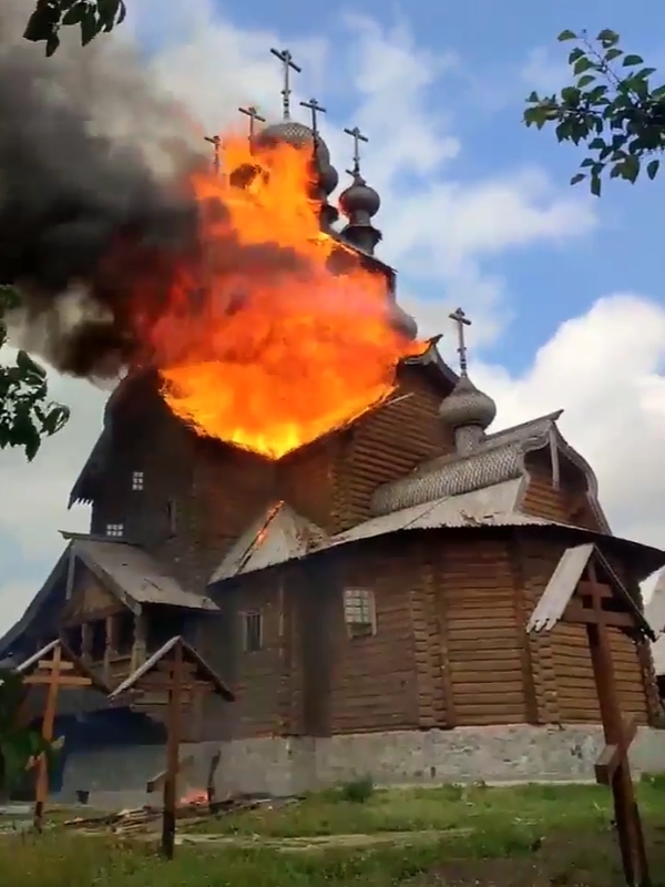 ウクライナ正教会の歴史的な木造聖堂、ロシア軍の攻撃で全焼　修道士らに死者も