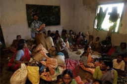 森の中での避難から戻り、町の仮施設内で避難生活を送るインドのキリスト教徒（Christian Today India）