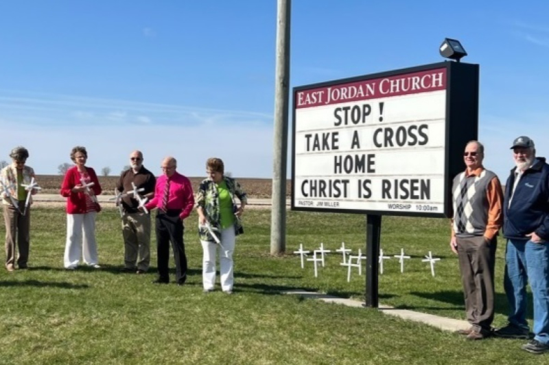 ウクライナ支援のため十字架７００個超を制作　米イリノイ州の教会