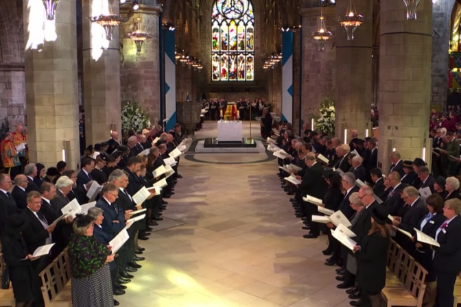 エディンバラの聖ジャイルズ大聖堂でエリザベス女王の感謝礼拝　新国王や首相らが出席