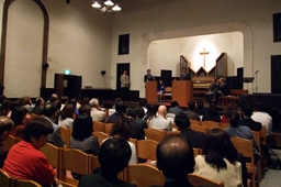 集会には約１００人が参加した＝１日、東京の早稲田奉仕園スコットホールで