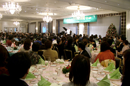 昨年の国会クリスマス晩餐会には国会議員や財界人ら約400人が出席した=2007年11月28日、東京・紀尾井町のホテルニューオータニで 昨年の国会クリスマス晩餐会には国会議員や財界人ら約400人が出席した=2007年11月28日、東京・紀尾井町のホテルニューオータニで