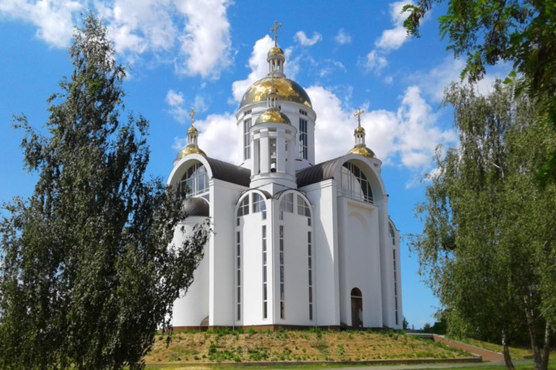 ウクライナ訪問の岸田首相、１１０人超の遺体発見されたブチャの教会で犠牲者追悼