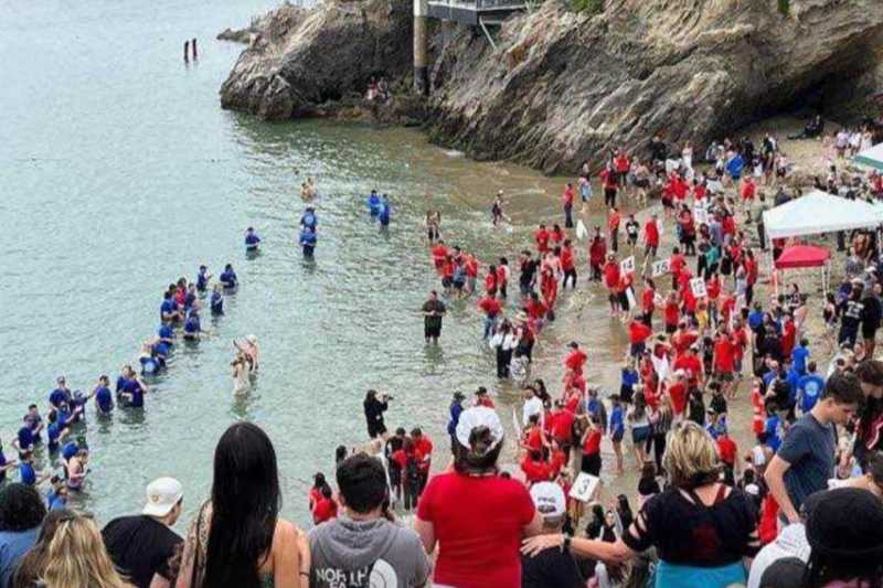 米カリフォルニア州のビーチで歴史的な合同洗礼式　４千人以上が受洗