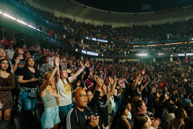 ６７００人超がイエス信じる決心、米ホンダセンターで伝道集会