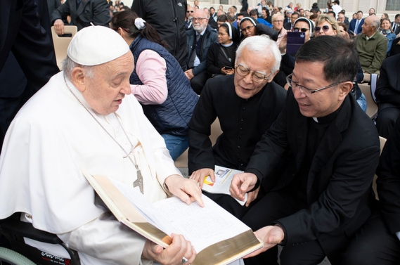 日本語訳聖書の「聖書協会共同訳」をローマ教皇に献呈