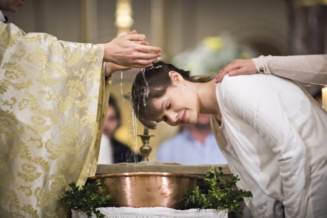 フランスで復活祭に１万２千人が受洗　「脱キリスト教化」進む中で増える洗礼志願者