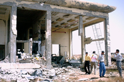 イスラエル軍の空爆によって０１年に破壊されたパレスチナ自治区ガザにあるヤーセル・アラファト国際空港。