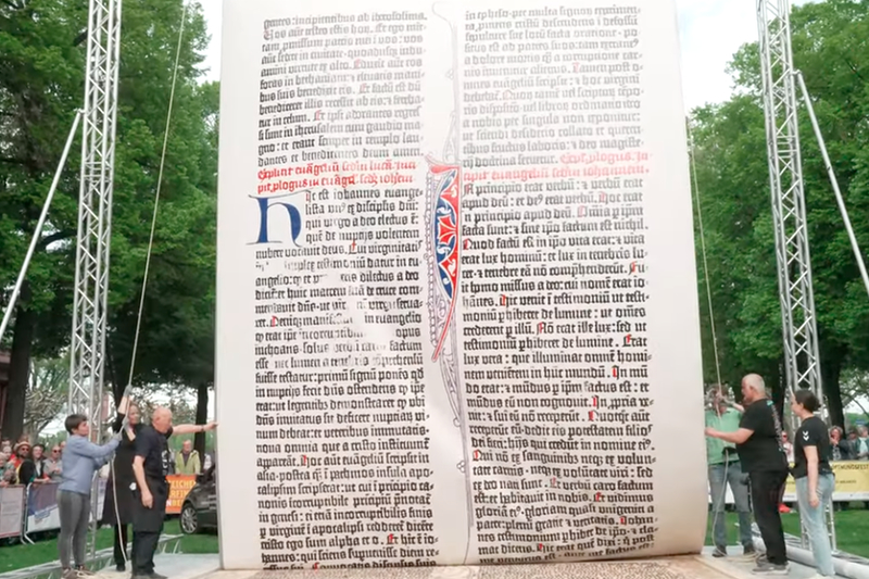 ドイツの大聖堂で「世界最大の聖書のページ」展示 グーテンベルク誕生の地で ドイツの大聖堂で「世界最大の聖書のページ」展示 グーテンベルク誕生の地で