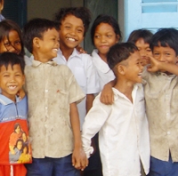 カンボジアの子どもたち。サニーサイド・ゴスペル・クラブの会費の一部が、奨学金として送られる。（日本民際交流センター）