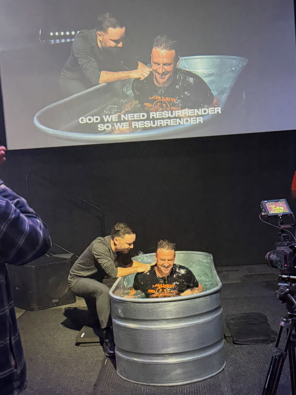 オリンピックでメダル１２個獲得の米競泳選手が受洗、離婚訴訟と依存症克服のさなかで