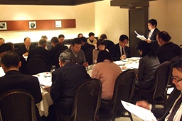 本番当日の会場である京王プラザホテル（東京都新宿区）で行われた第９回国家晩餐祈祷会の最後の準備会。当日の日程調節や、祈祷課題についてなどを話し合い、４００人参加に向けてなど全員で祈りをささげた。