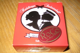 ハイデルベルク名物土産のチョコレート「ハイデルベルガーシュトゥデンテンキュス」。学生と恋人が描かれたパッケージに、中にはハートの形をしたマジパン入りのチョコレートが赤いホイルで包まれている。