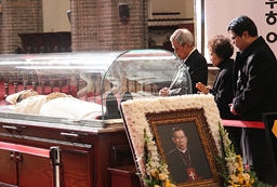金寿煥樞機卿の遺体が置かれたソウル市内の明洞聖堂では各界から弔問に訪れた人々が列を作った＝１７日