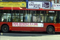 「神は多分いない」という無神論広告に対抗して、キリスト教の保守団体「キリスト教政党」が今月１２日から出し始めたバス広告。「神は確かにいる。だからクリスチャン政党に参加し、人生を楽しもう」と張り出されている。（Christian Party / Christian Post）
