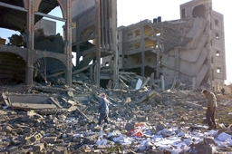 イスラエル軍による空爆で破壊されたガザ南西のエジプトとの国境沿いにある都市ラファフの孤児施設＝１月１２日