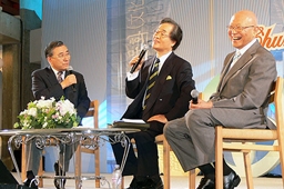 ラブソナタ２００７の一環として行われたセミナーのパネルディスカッションに参加する大川従道牧師（写真中央）＝２００７年７月２３日、東京・淀橋教会で