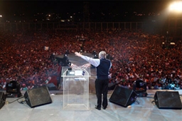 ２日間で延べ４５万人以上を集めた中米グアテマラでの伝道集会「パラウ・フェスティバル」でメッセージを伝えるルイス・パラウ氏（Christian Post / Luis Palau Association）