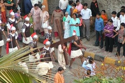 イースター（復活祭）の前々日の聖金曜日に行われる十字架の行進