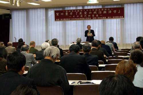 野尻武敏・神戸大名誉教授の講演に耳を傾ける参加者たち。この日講演会には多くの参加者が集まり、賀川への関心の高さをうかがわせた。