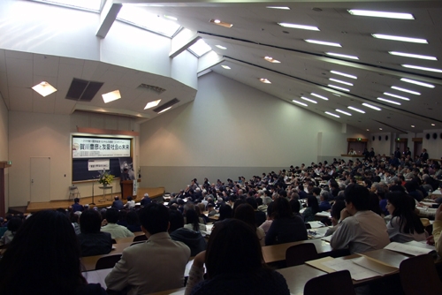 この日は大型連休中にもかかわらず、会場には賀川に関心を持つ大勢の人々が詰め掛けた。