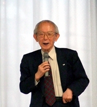 「友愛の経済学」について講演する野尻武敏・神戸大名誉教授。