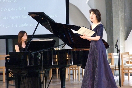 「アメイジング・グレイス」「日ごと悩みにあうも」など５曲を独唱したオペラ歌手の高橋薫子さん。