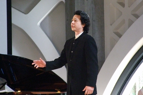 「キリストの愛われにせまれり」を情感豊かに歌い上げるオペラ歌手の稲垣俊也さん。