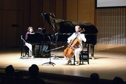 教会音楽家の久米小百合さんと井上とも子さん（チェリスト）が息の合った演奏を披露した。