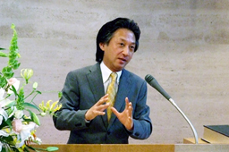 講演する佐藤彰牧師。 講演する佐藤彰牧師。