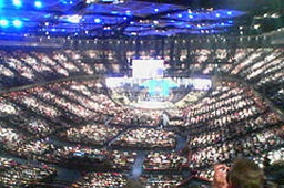 米国最大のメガチャーチ「レイクウッド教会」（テキサス州ヒューストン）。発表されている礼拝参加者は実に４万７０００人。