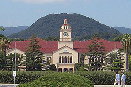 関西学院大学のシンボルである関西学院大学時計台(旧図書館、兵庫県西宮市) 関西学院大学のシンボルである関西学院大学時計台(旧図書館、兵庫県西宮市)