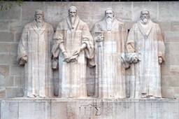カルバンの生誕４００年と、カルバンが創立したジュネーブ大学の創立３５０周年を記念してつくられた宗教改革記念碑。カルヴァンをはじめとする４人の宗教改革家の像が刻まれている。