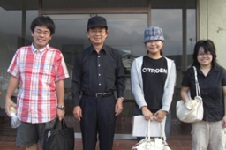 九州本島の４教会と種子島の教会を訪問する巡回伝道に出発する生駒聖書学院院長の榮義之牧師（左から２番目）と同学院の神学生ら