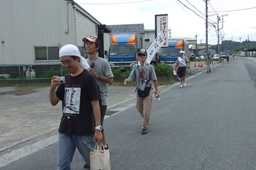 国府津キリスト教会からキリスト兄弟団小田原教会前での約８キロの道のりを歩く参加者たち