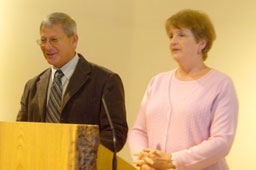 講演するニール＆キャロル・アンダーソン夫妻＝１０日、JECA・宣教教会で