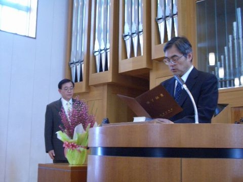 卒業証書を読み上げる鞭木由行会長（手前）