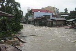 台風１６号「ケッツァーナ」による洪水の被害にあったマニラ市内の様子