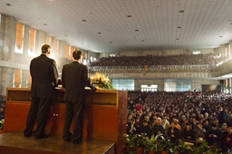 保定べテル教会（河北省保定市）の日曜礼拝で約１万人を前に説教するフラン・グラハム氏＝１８日（Photo courtesy Samaritan’s Purse）