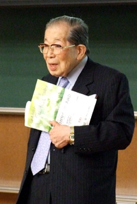 「与えられたいのちをどう受容し育てるか」と題して講演する日野原重明氏＝１２日、東京都三鷹市のルーテル学院大学トリニティーホールで