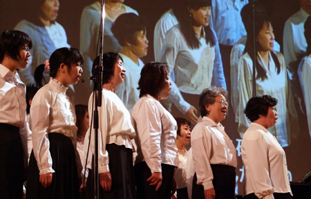 第6回首都圏キリスト教大会最終日に「ああ驚くべきイエスの愛よ」を賛美する連合聖歌隊。 第6回首都圏キリスト教大会最終日に「ああ驚くべきイエスの愛よ」を賛美する連合聖歌隊。