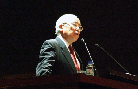 最終日の一般大会で講演する山北宣久日本基督教団議長。 最終日の一般大会で講演する山北宣久日本基督教団議長。