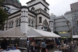 バザー会場の後ろに見えるのが「ニコライ堂」の名で親しまれている東京復活大聖堂＝５日